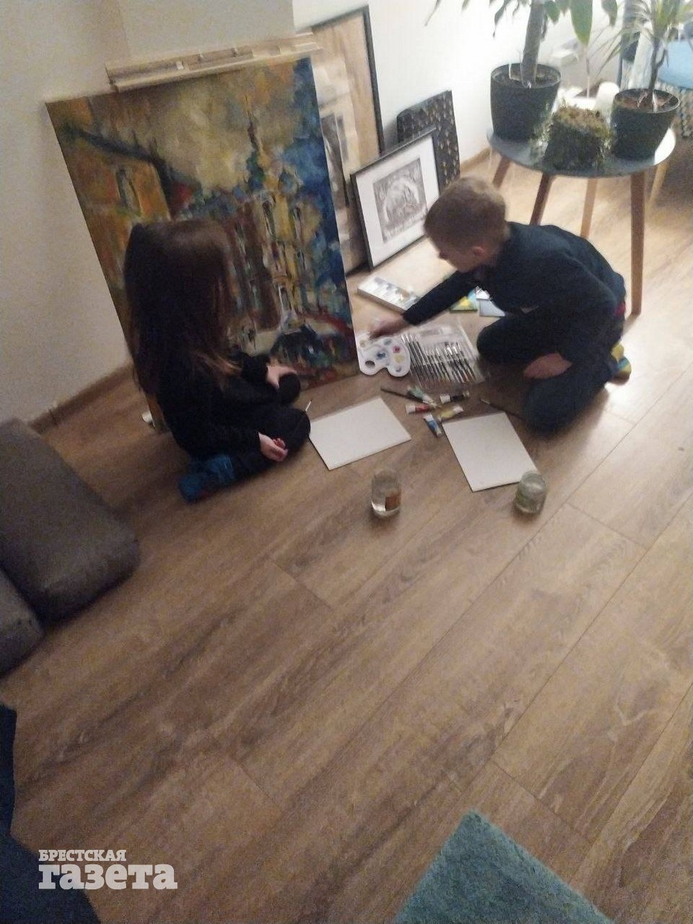 В двухкомнатной квартире Винсента живут три женщины, двое детей и три кота.