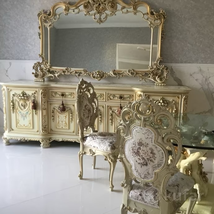 Комод итальянского производства Silik продается за 8 500 рублей.