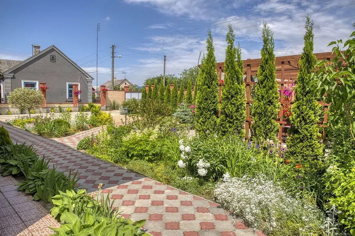 Внутренний двор с цветочными клумбами и палисадником из туй.