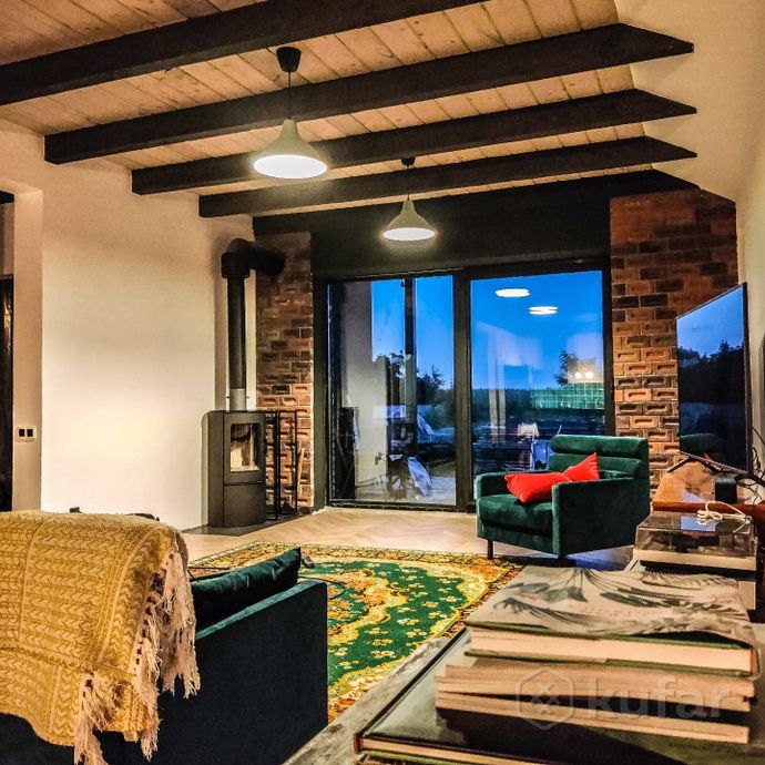 Так гостиная выглядит вечером. В углу финский камин.