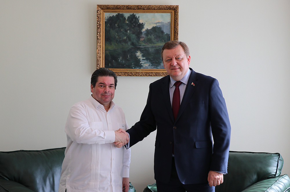 Министр иностранных дел Беларуси Сергей Алейник вместе с послом Доминиканской Республики в Беларуси Франком Хансом Данненбергом Кастельяносом по случаю завершения его дипломатической миссии. Фото: mfa.gov.by.