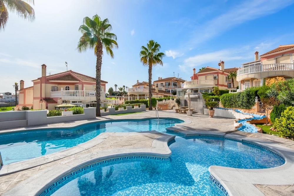 Бассейн у виллы в Испании на побережье Коста-Бланка, в городе Торревьеха за $255 000.