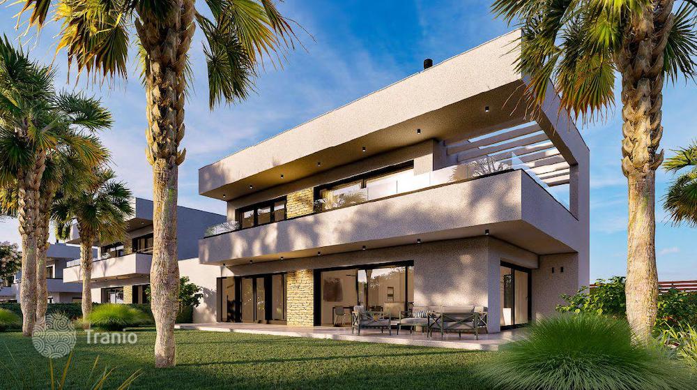 Новая вилла премиум класса с садом и бассейном в Испании за $543 000.