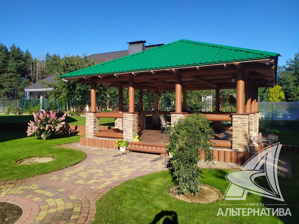 Большая беседка из массива лиственницы.