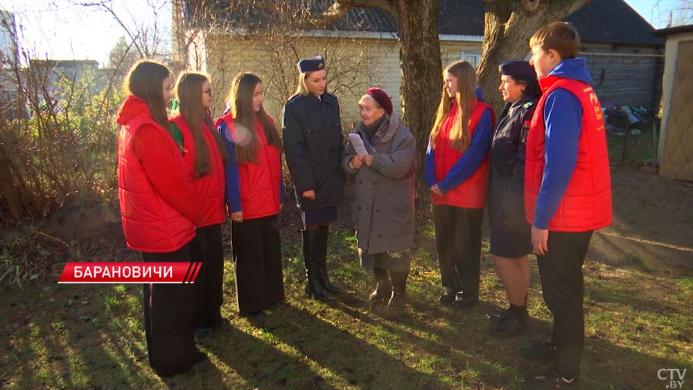 Нелли Андреева и волонтеры, которые ей помогают. Скриншот видео СТВ