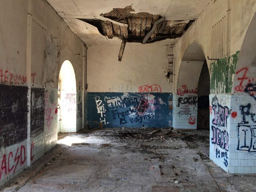 Внутри синагоги в Кобрине. Фото: e-auction.by