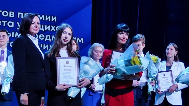 Дарья Юреня с дипломом за победу на олимпиаде по английскому языку. 20 мая 2025 года