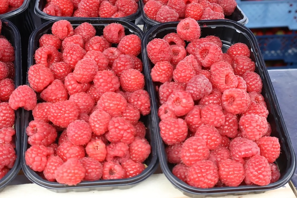 Малина на Брестском центральном рынке. Фото: «Вечерний Брест».