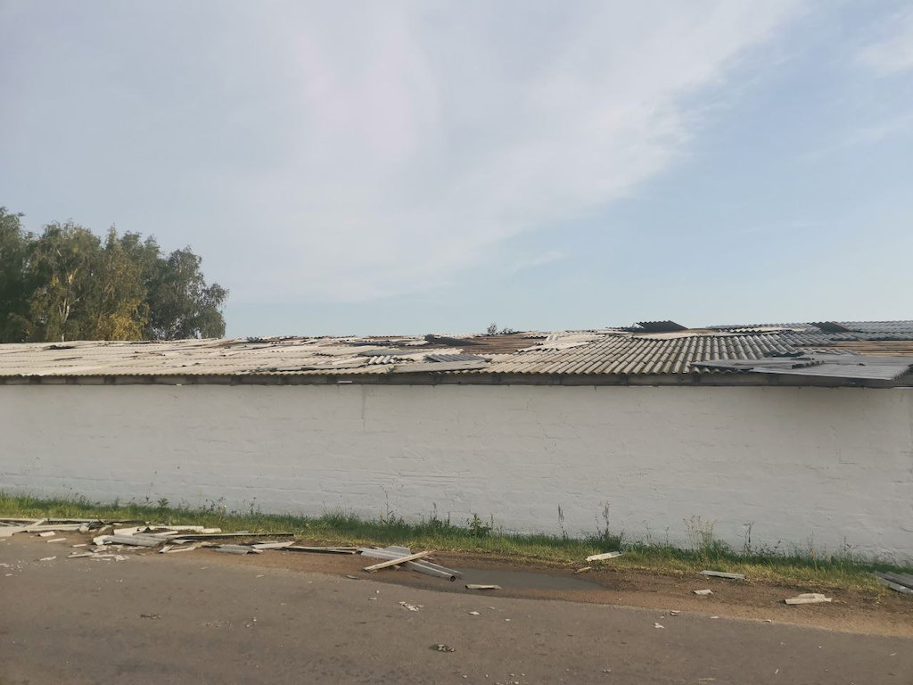 Повреждены кровли трех строений в агрогородке Липники Дрогичинского района. Фото: МЧС.