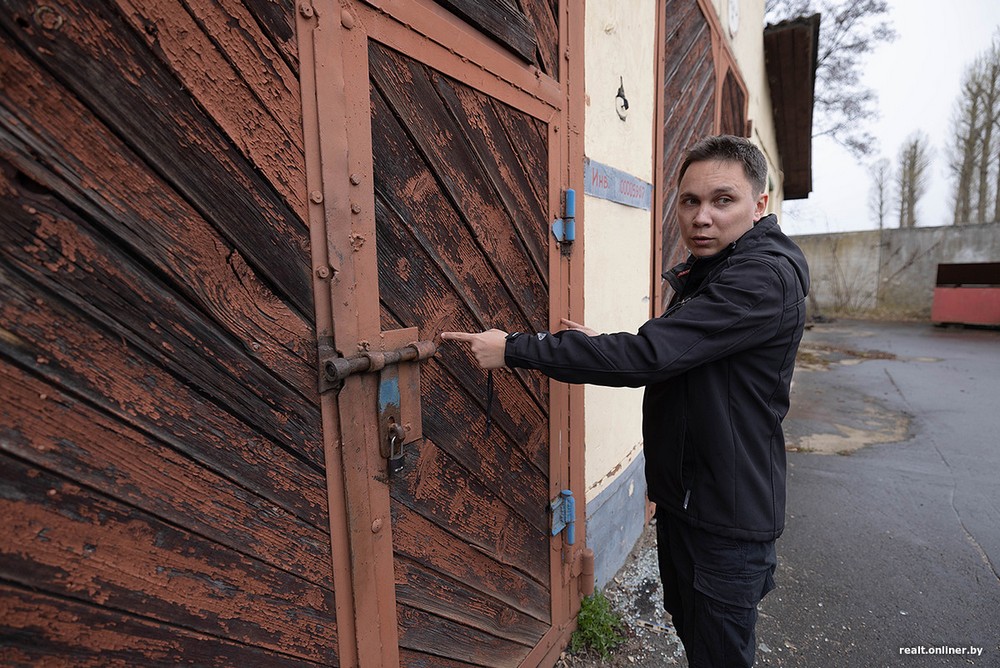 Владислав Позняк рядом с гаражом. Фото: Onliner
