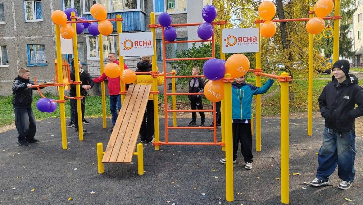 спортплощадка с детьми маленького размера