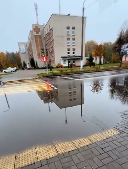 Залітая дарога ў Воршы насупраць паліклінікі, праз якую немагчыма прайсці