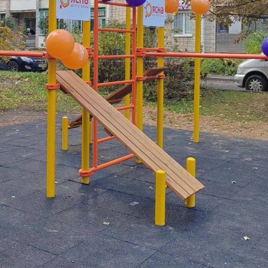 драўляная горка для пампавання прэсу на спартовай пляцоўцы