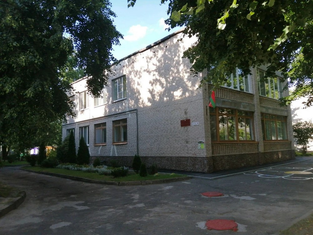 Деревья на территории детского сада №15 в Бресте. Фото из яндекс-карт