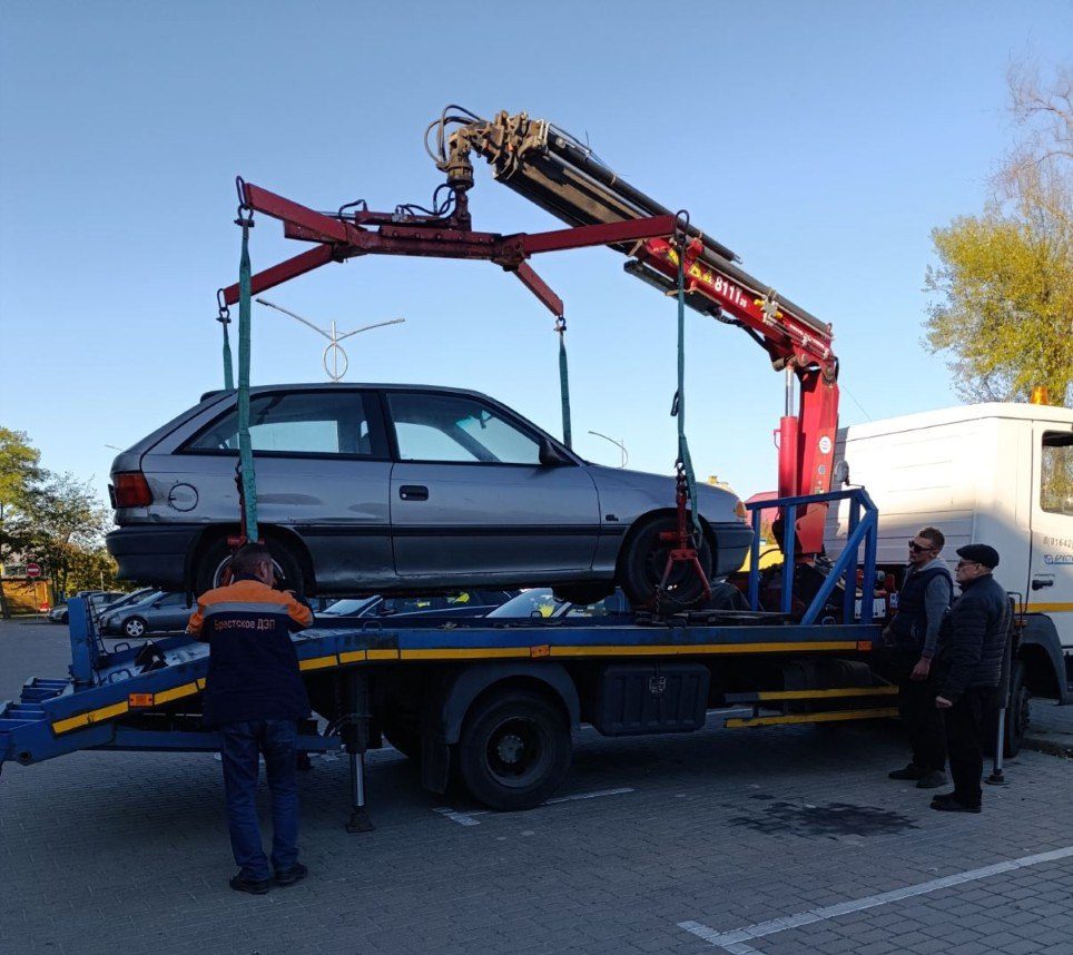 Работники КУП «Брестское дорожно-эксплуатационное предприятие» проводят эвакуацию брошенных автомобилей. 