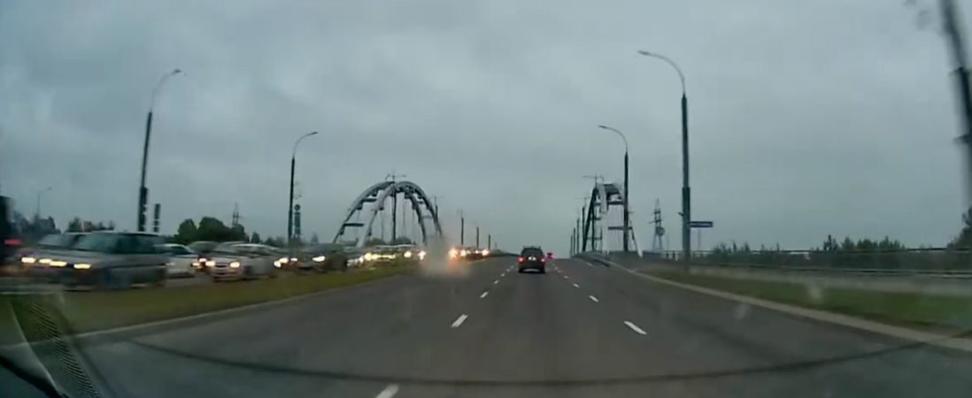 Пробки на Западном обходе около Брестской крепости в сторону Варшавского кольца. Скриншот видео.