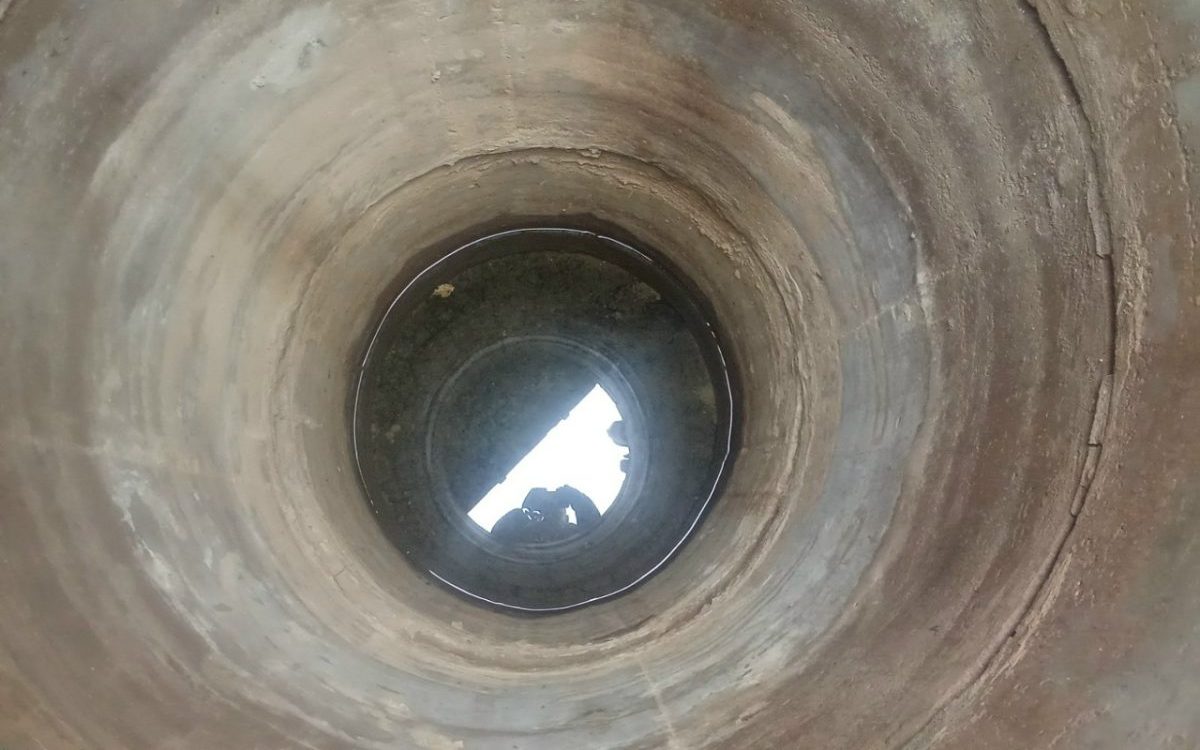 простой в колодце