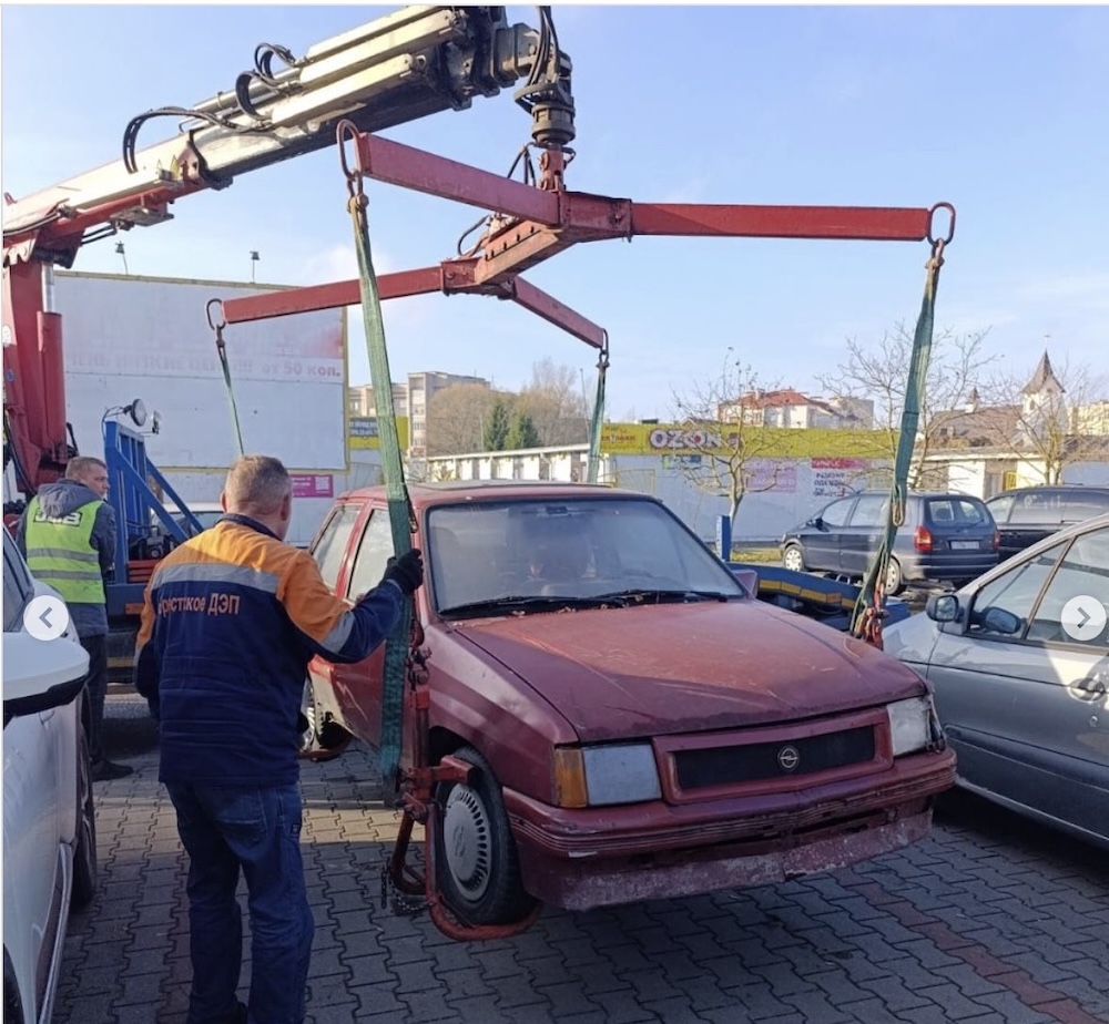 Эвакуация брошенного авто с одной из улиц Бреста.
