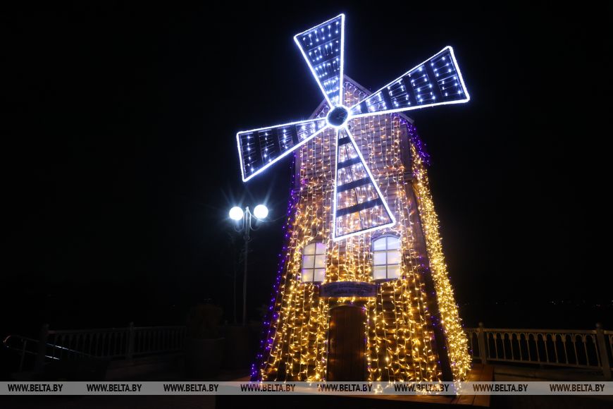 Светящаяся мельница в Бресте.