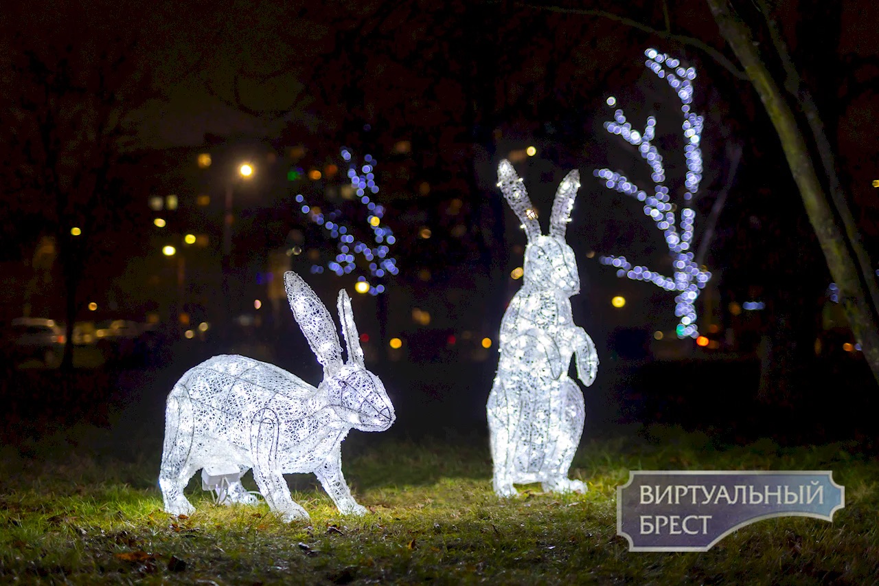 Светящиеся кролики в Парке Мира в Бресте.