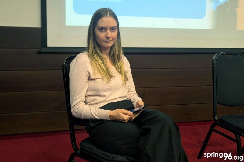 девушка в белой кофте сидит на стуле