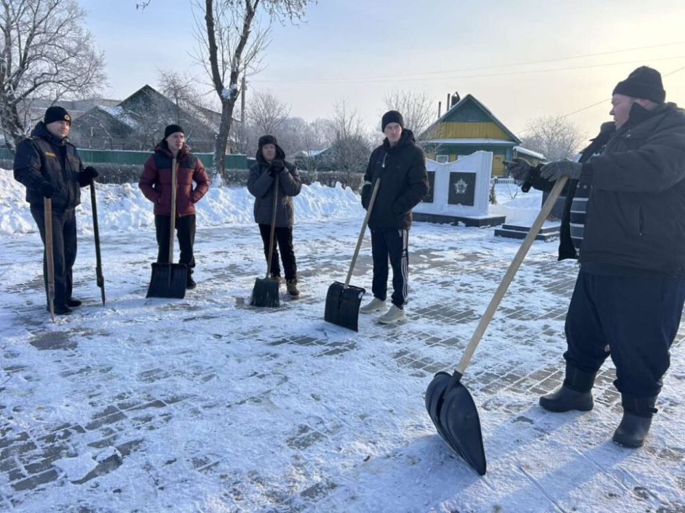 люди очищают улицы од снега