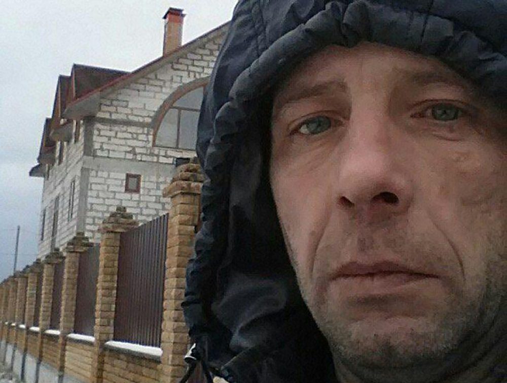 мужчина возле чатсного дома