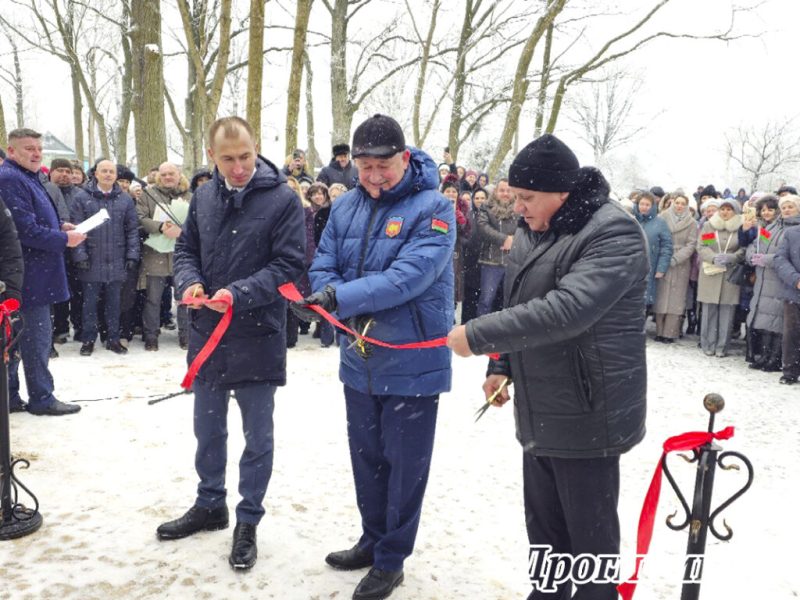 Чиновники перерезают ленту во время открытия каплицы Ожешко в Дрогичинском районе