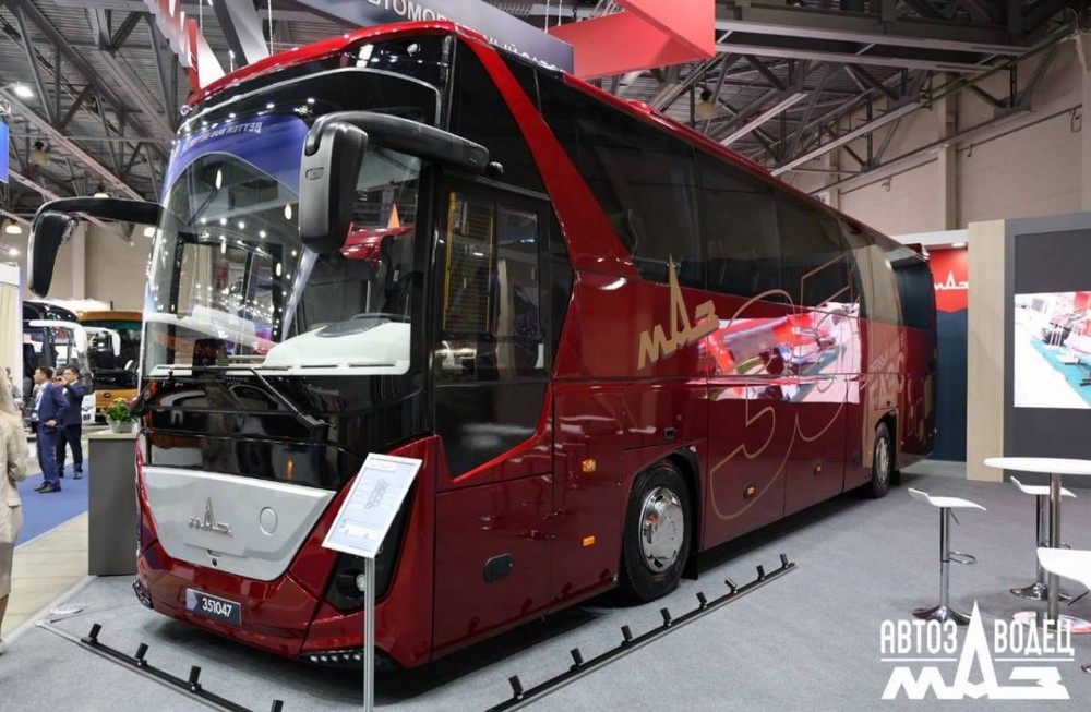 Новый туристический автобус МАЗ-351, представленный на выставке в Москве в августе 2025 года