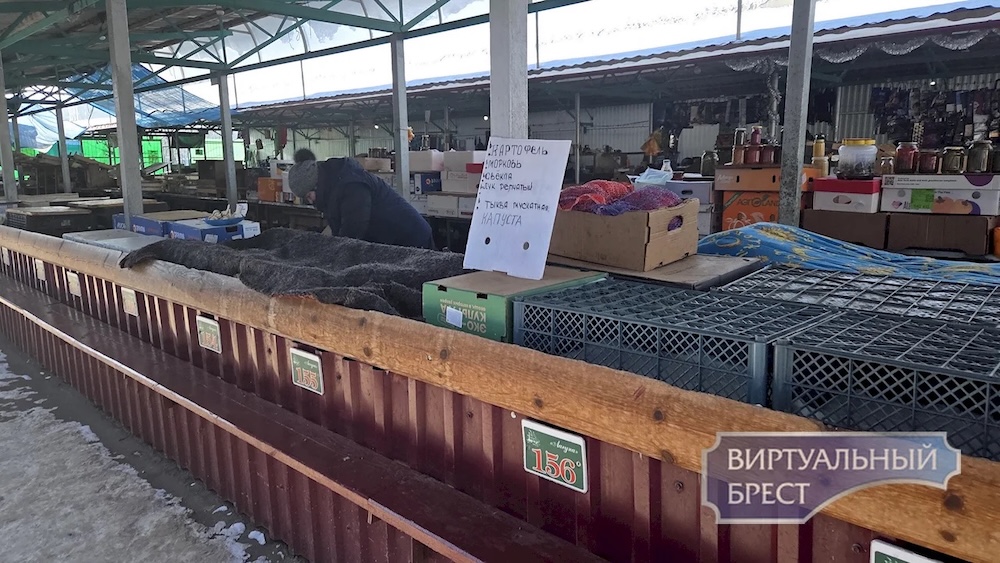 Прилавки одного из брестских открытых рынков. 