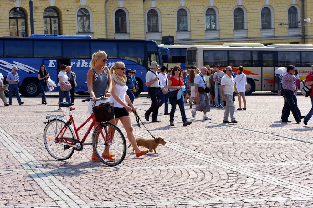 Хельсинки, Сенатская площадь. Девушка выгуливает собаку на поводке.