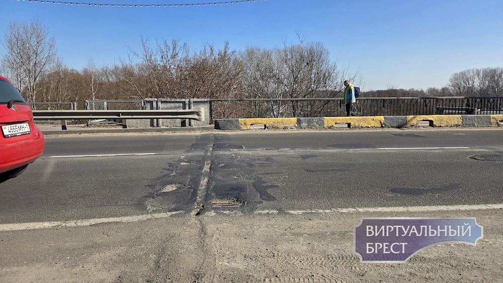 Состояние стыков на мосту через Мухавец по улице 28 Июля.