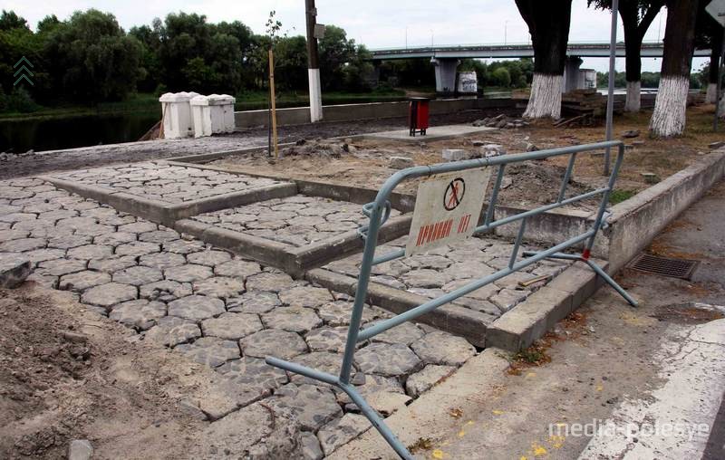 Трилинка на набережной в Пинске