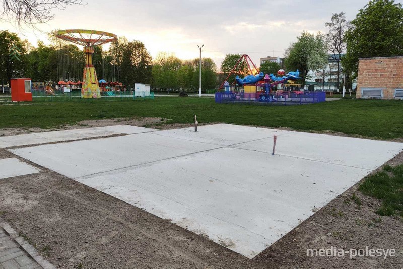 Место, где было колесо обозрения в городском парке Пинска