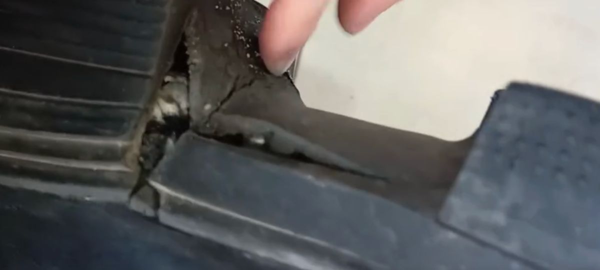 Испорченная подошва в обуви от Megatop