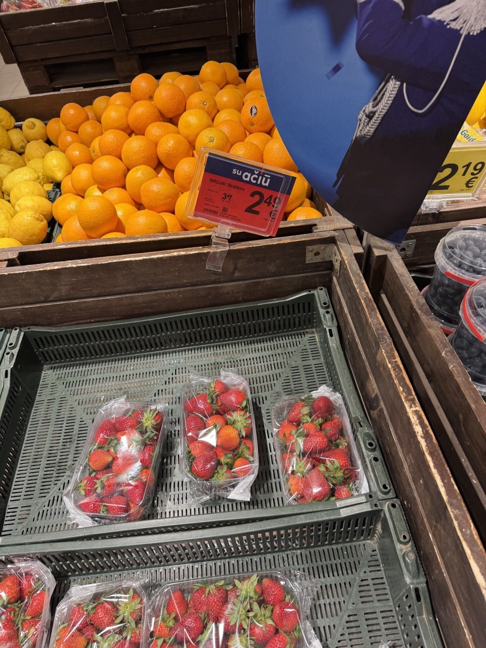 Клубника в литовском магазине