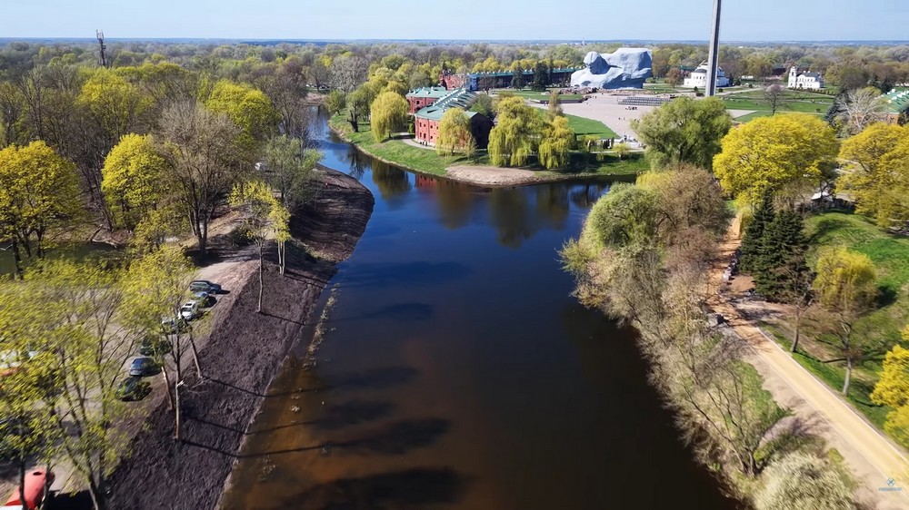 Ремонт красной дорожки (справа вдоль Мухавца) в Брестской крепости с высоты птичьего полета. Скриншот видео