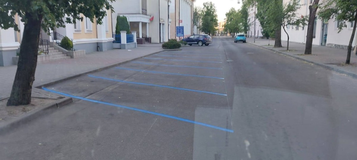 Синяя разметка для платной парковки в центре Бреста. Фото: Брестский горисполком