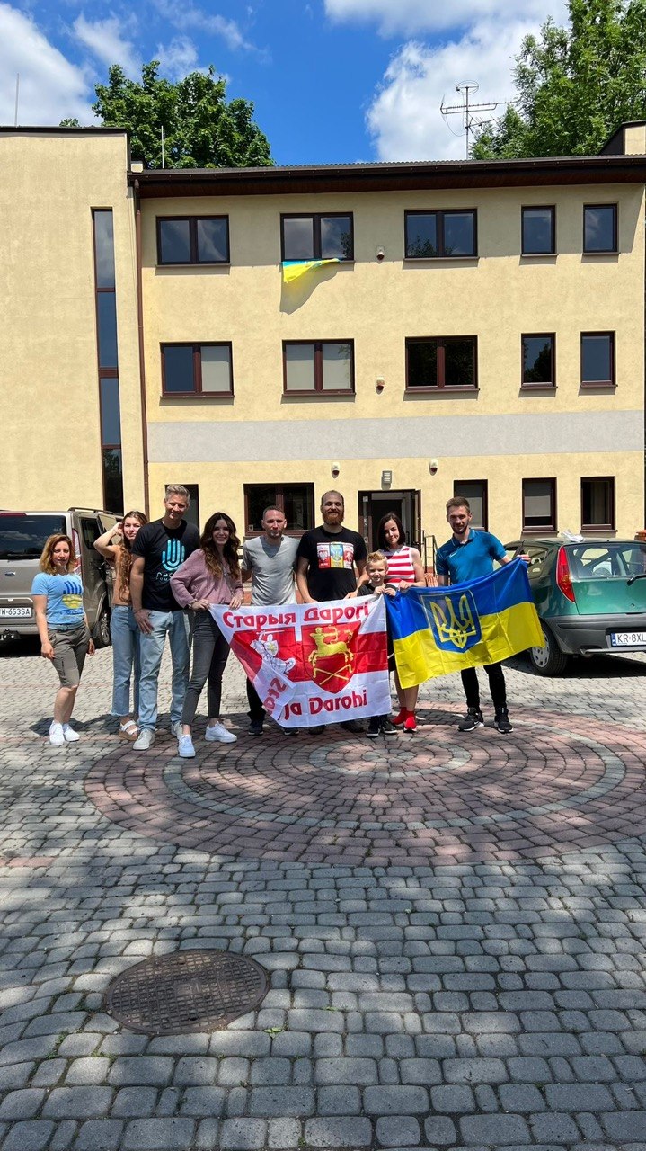 Вера Добролюбова вместе с волонтерами. Фото из ее личного архива