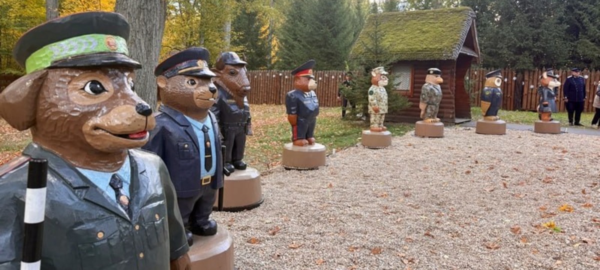 Деревянные фигуры зверей в милицейской форме в Беловежской пуще. Фото: kamenec.by